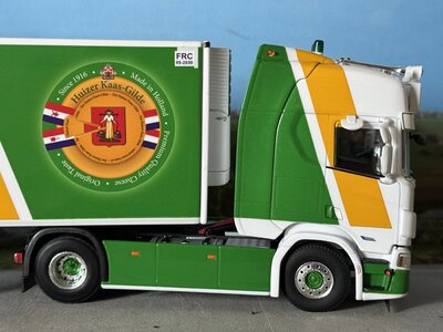 WSI WSI Scania R Highline 4x2 with 3-axle reefer trailer VISSER KAAS