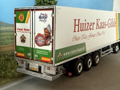 WSI WSI Scania R Highline 4x2 with 3-axle reefer trailer VISSER KAAS