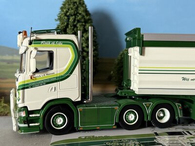 Tekno Tekno Scania Next Gen S520-V8 met 3-assige (resin) Langendorf kipper PATRICK VAN DER HOEVEN