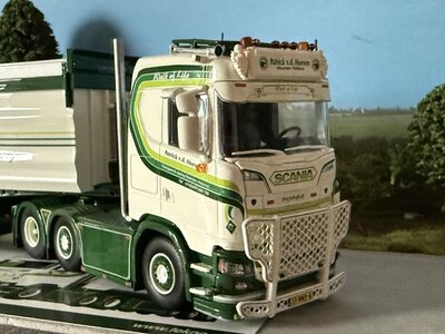 Tekno Tekno Scania Next Gen S520-V8 met 3-assige (resin) Langendorf kipper PATRICK VAN DER HOEVEN