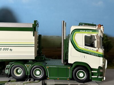 Tekno Tekno Scania Next Gen S520-V8 met 3-assige (resin) Langendorf kipper PATRICK VAN DER HOEVEN