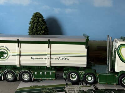 Tekno Tekno Scania Next Gen S520-V8 met 3-assige (resin) Langendorf kipper PATRICK VAN DER HOEVEN