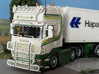 Tekno Tekno Scania R500 Topline met 5-assige D-tec oplegger met 2x20ft. koel containers PATRICK VAN DER HOEVEN Tekno Tekno Scania R500 Topline met 5-assige D-tec oplegger met 2x20ft. koel containers PATRICK VAN DER HOEVEN