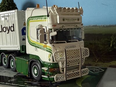 Tekno Tekno Scania R500 Topline met 5-assige D-tec oplegger met 2x20ft. koel containers PATRICK VAN DER HOEVEN