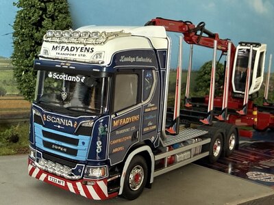 Tekno Tekno Scania Next Gen R650 met 3-assige houtaanhanger MC FADYENS Tekno Tekno Scania Next Gen R650 met 3-assige houtaanhanger MC FADYENS