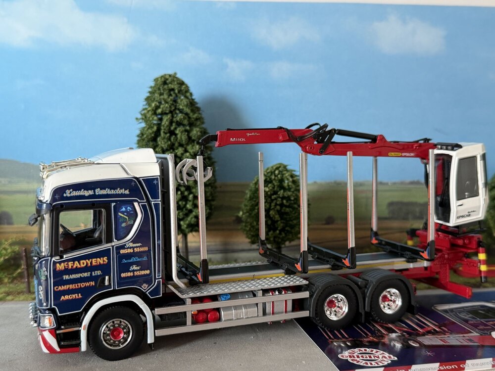 Tekno Tekno Scania Next Gen R650 met 3-assige houtaanhanger MC FADYENS