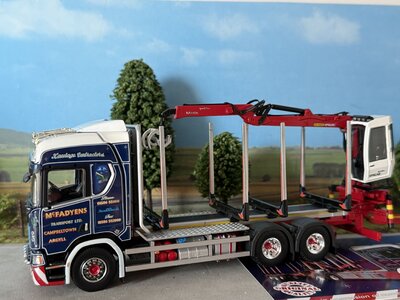 Tekno Tekno Scania Next Gen R650 met 3-assige houtaanhanger MC FADYENS