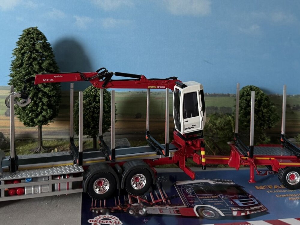 Tekno Tekno Scania Next Gen R650 met 3-assige houtaanhanger MC FADYENS