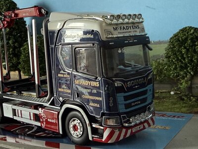 Tekno Tekno Scania Next Gen R650 met 3-assige houtaanhanger MC FADYENS