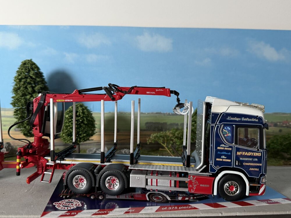 Tekno Tekno Scania Next Gen R650 met 3-assige houtaanhanger MC FADYENS