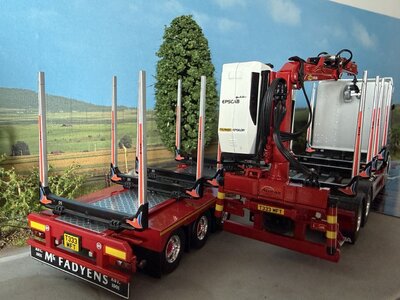 Tekno Tekno Scania Next Gen R650 met 3-assige houtaanhanger MC FADYENS
