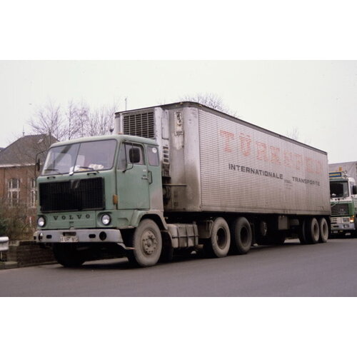 Tekno Tekno Volvo F89 with classic 3-axle reefer trailer TURKSPED