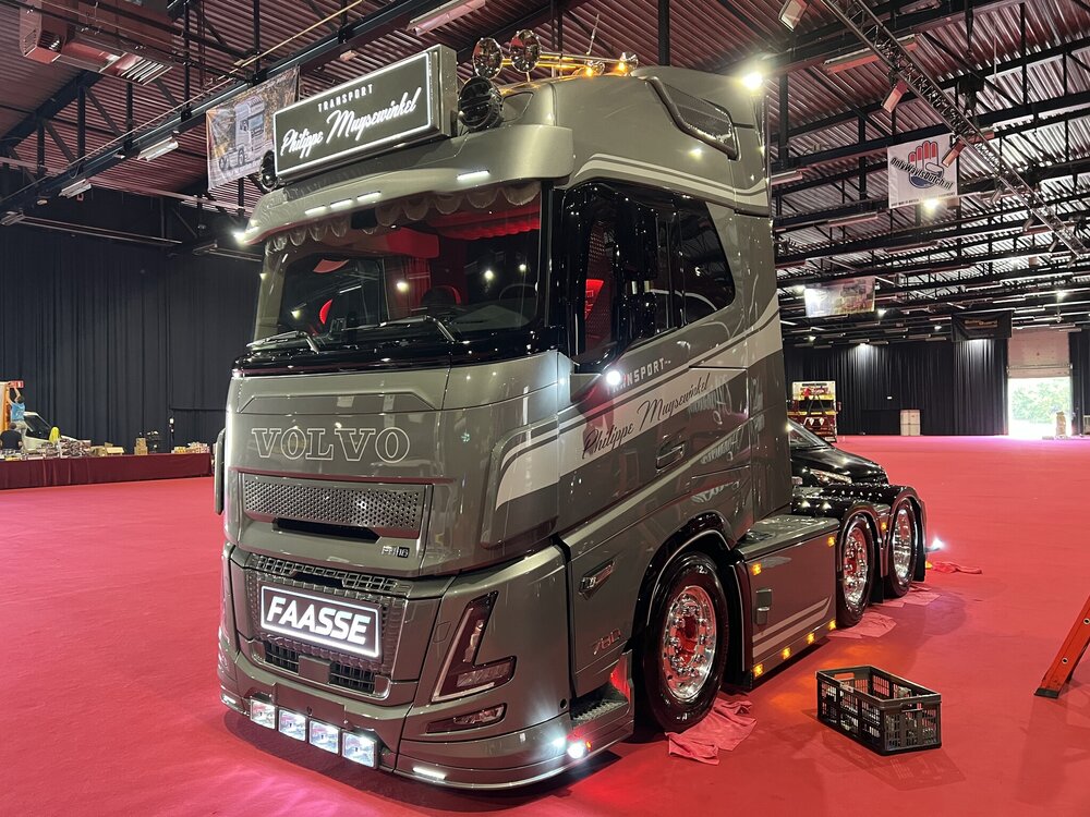 Tekno Tekno Volvo FH Aero Globetrotter 6x2 PHILLIPE MEYSEWINKEL