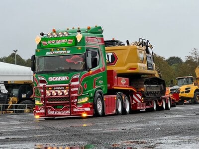 Tekno Tekno Scania NGR660 V8 6x2 met 3-assige wielkuip semi-dieplader JAN MUES