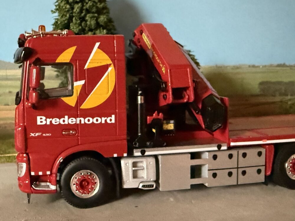 WSI WSI DAF XF Space Cab 8X2 flatbed rigid flatbed truck + Palfinger PK65002 SH BREDENOORD