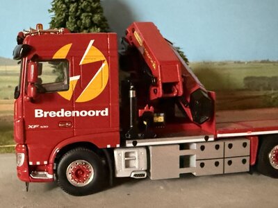 WSI WSI DAF XF Space Cab 8X2 flatbed rigid flatbed truck + Palfinger PK65002 SH BREDENOORD