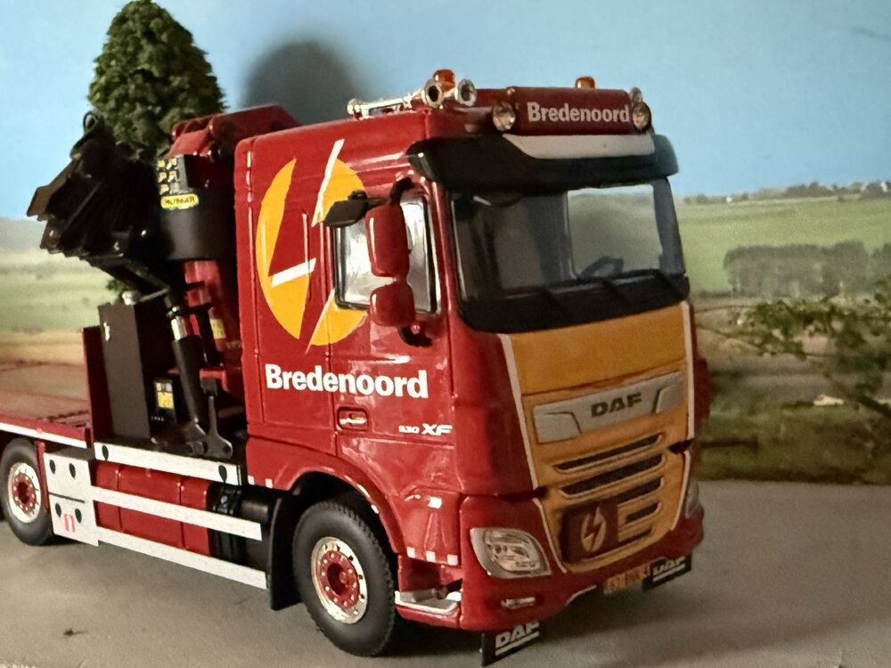WSI WSI DAF XF Space Cab 8X2 flatbed rigid flatbed truck + Palfinger PK65002 SH BREDENOORD
