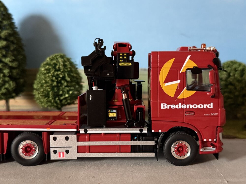 WSI WSI DAF XF Space Cab 8X2 flatbed bakwagen + Palfinger PK65002 SH BREDENOORD