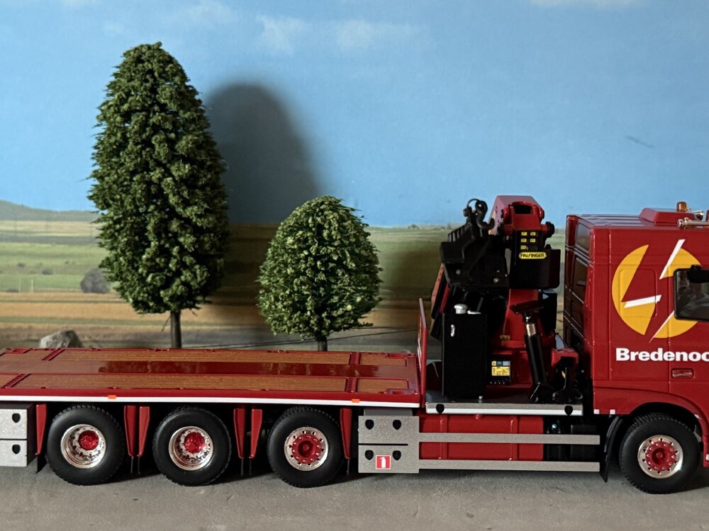 WSI WSI DAF XF Space Cab 8X2 flatbed rigid flatbed truck + Palfinger PK65002 SH BREDENOORD