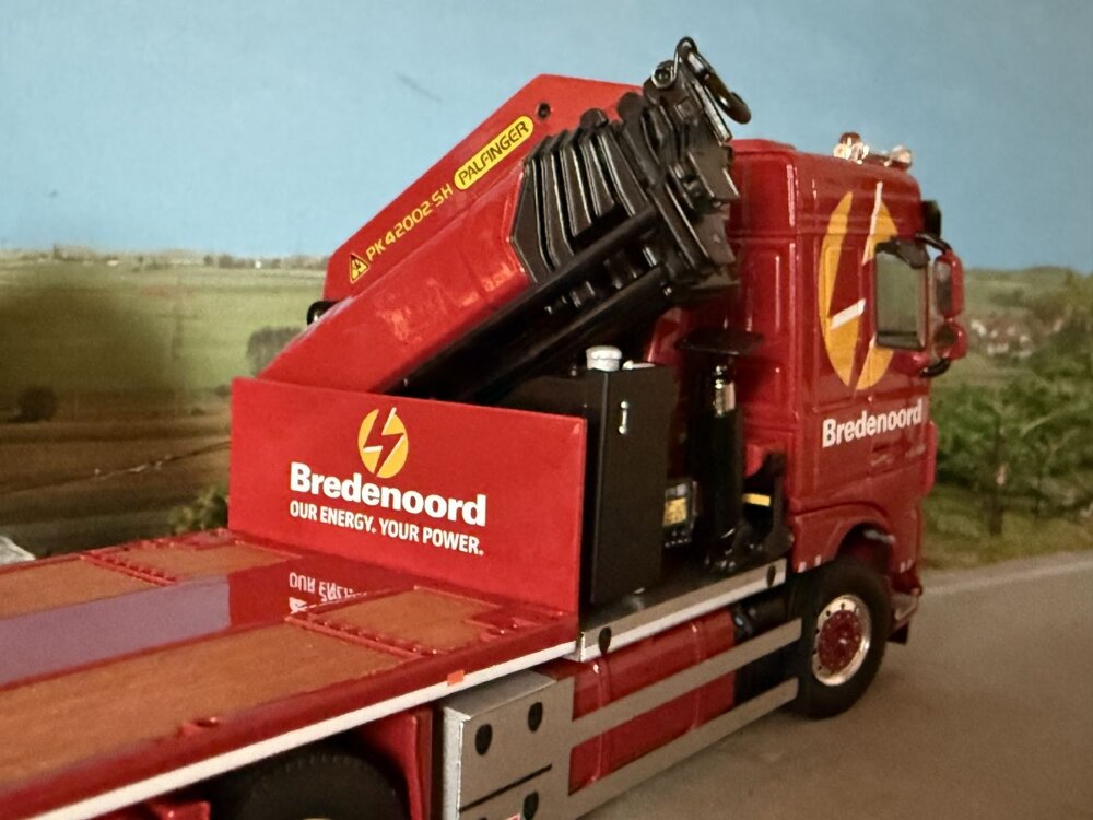 WSI WSI DAF XF Space Cab 8X2 flatbed rigid flatbed truck + Palfinger PK65002 SH BREDENOORD