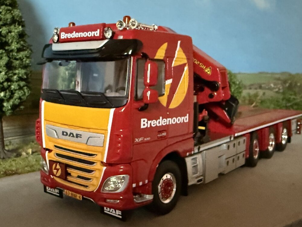 WSI WSI DAF XF Space Cab 8X2 flatbed rigid flatbed truck + Palfinger PK65002 SH BREDENOORD