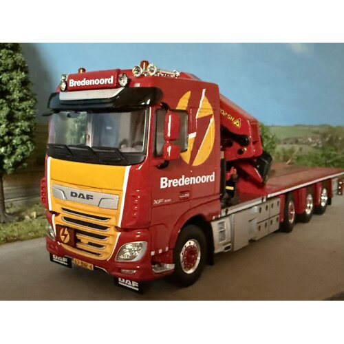 WSI WSI DAF XF Space Cab 8X2 flatbed rigid flatbed truck + Palfinger PK65002 SH BREDENOORD