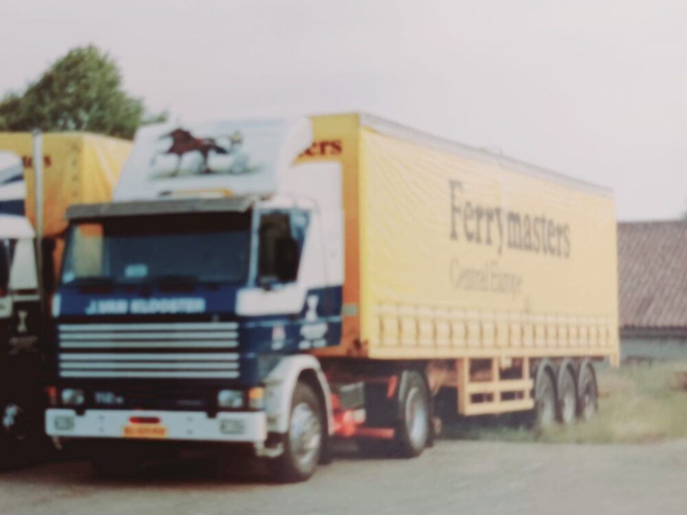 WSI WSI Scania 2-serie  4x2 + classic 3-as huifoplegger J. VAN KLOOSTER