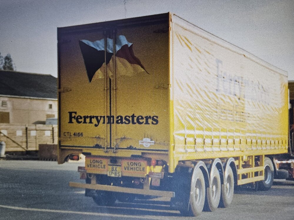 WSI WSI Scania 2-serie  4x2 + classic 3-as huifoplegger J. VAN KLOOSTER