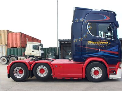 WSI WSI Scania S700 6x2 met 3-as koeloplegger HARRISONS PRESTON