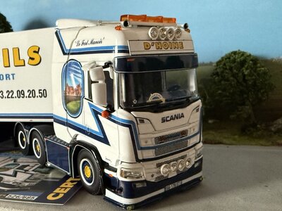 WSI WSI Scania R Highline 6x2 met 3-assige twin steer koeloplegger D'HOINE