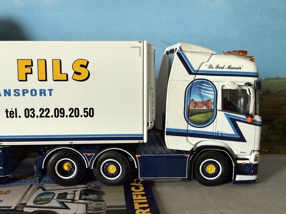 WSI WSI Scania R Highline 6x2 met 3-assige twin steer koeloplegger D'HOINE