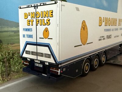 WSI WSI Scania R Highline 6x2 met 3-assige twin steer koeloplegger D'HOINE