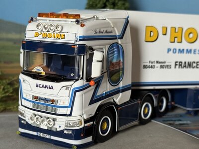 WSI WSI Scania R Highline 6x2 with 3-axle twin steer reefer trailer D'HOINE