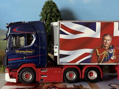 WSI WSI Scania S700 6x2 met 3-as koeloplegger HARRISONS PRESTON