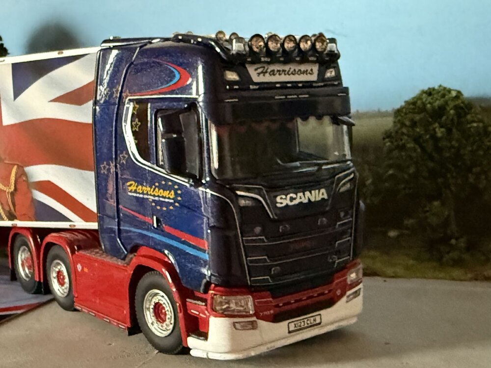 WSI WSI Scania S700 6x2 met 3-as koeloplegger HARRISONS PRESTON