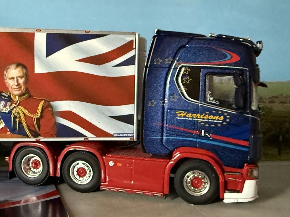 WSI WSI Scania S700 6x2 met 3-as koeloplegger HARRISONS PRESTON