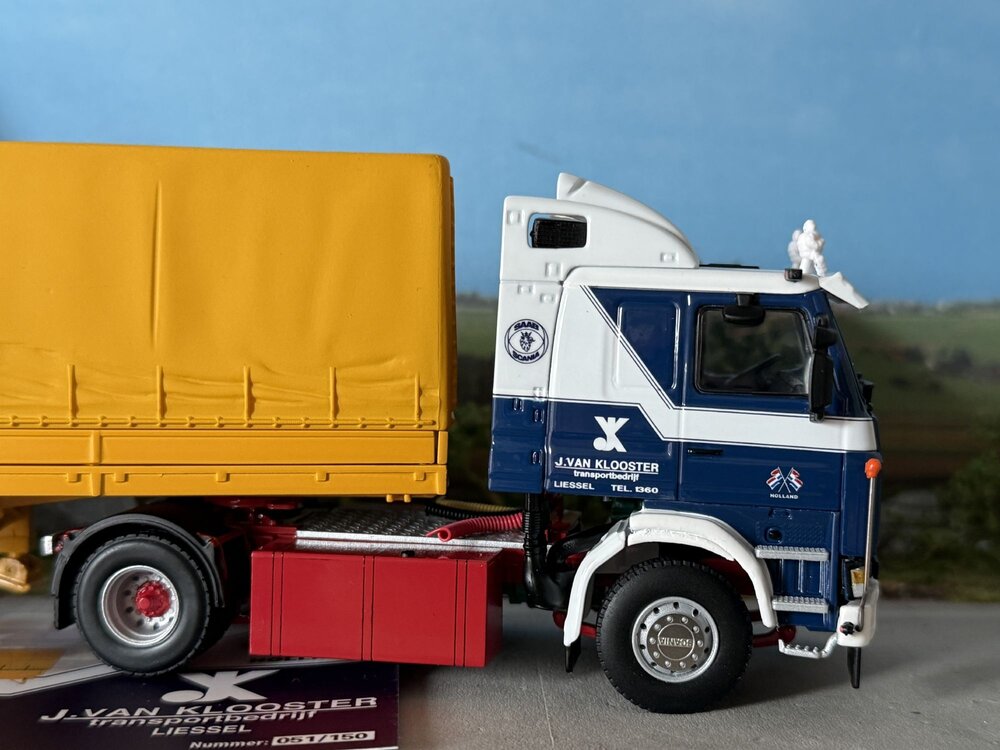 WSI WSI Scania 2-serie  4x2 + classic 3-as huifoplegger J. VAN KLOOSTER