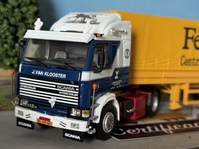 WSI WSI Scania 2-serie  4x2 + classic 3-as huifoplegger J. VAN KLOOSTER WSI WSI Scania 2-serie  4x2 + classic 3-as huifoplegger J. VAN KLOOSTER