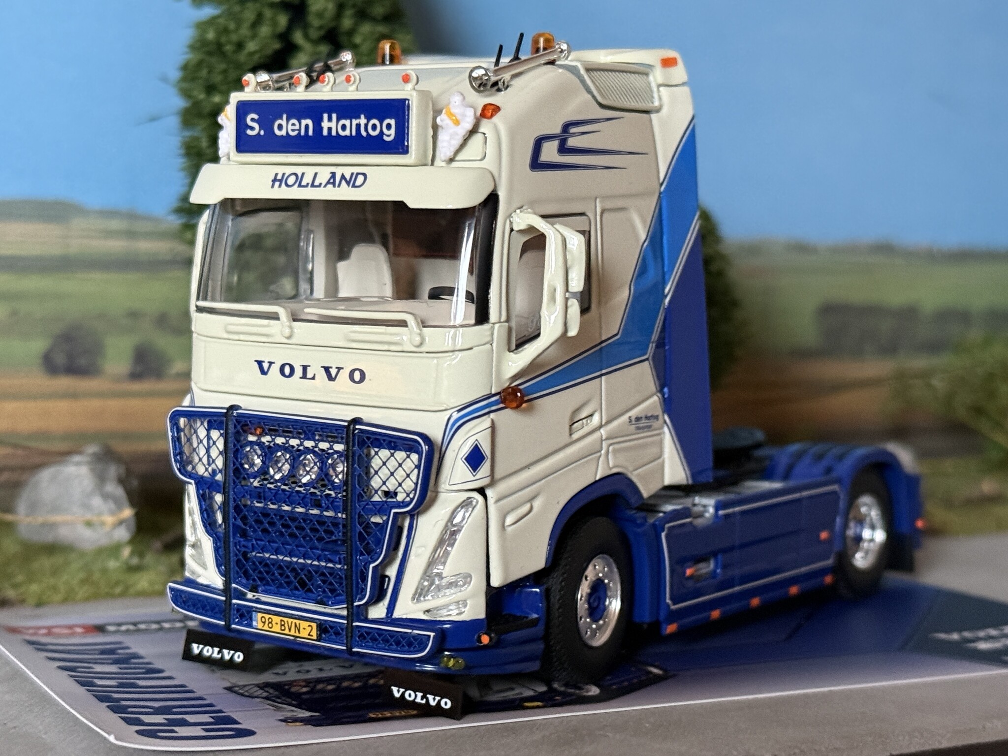 WSI Volvo FH5 Globetrotter XL 4x2 S. DEN HARTOG - Miniatuurshop.com