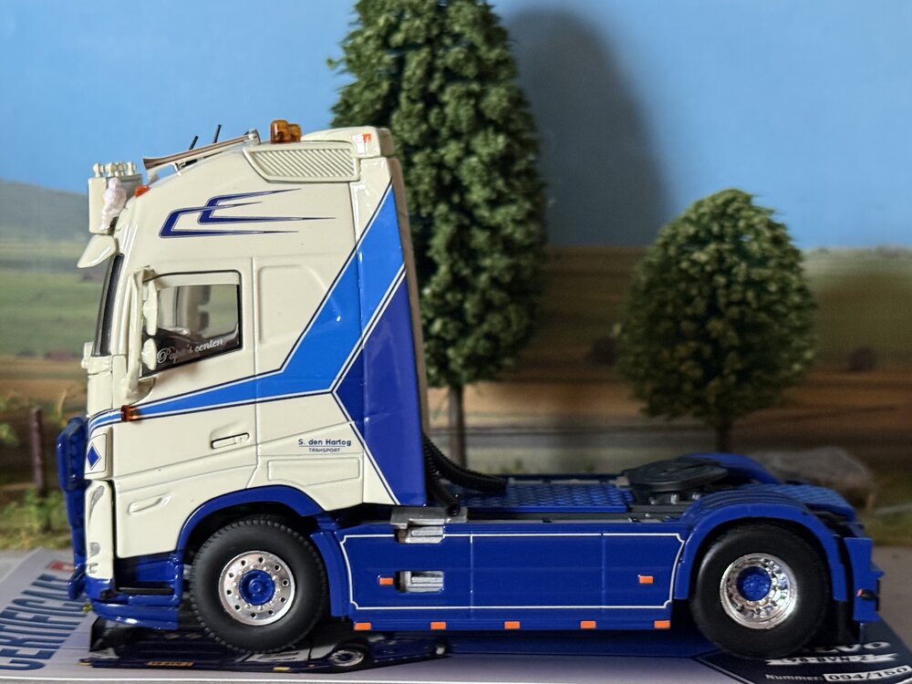 WSI WSI Volvo FH5 Globetrotter XL 4x2 S. DEN HARTOG