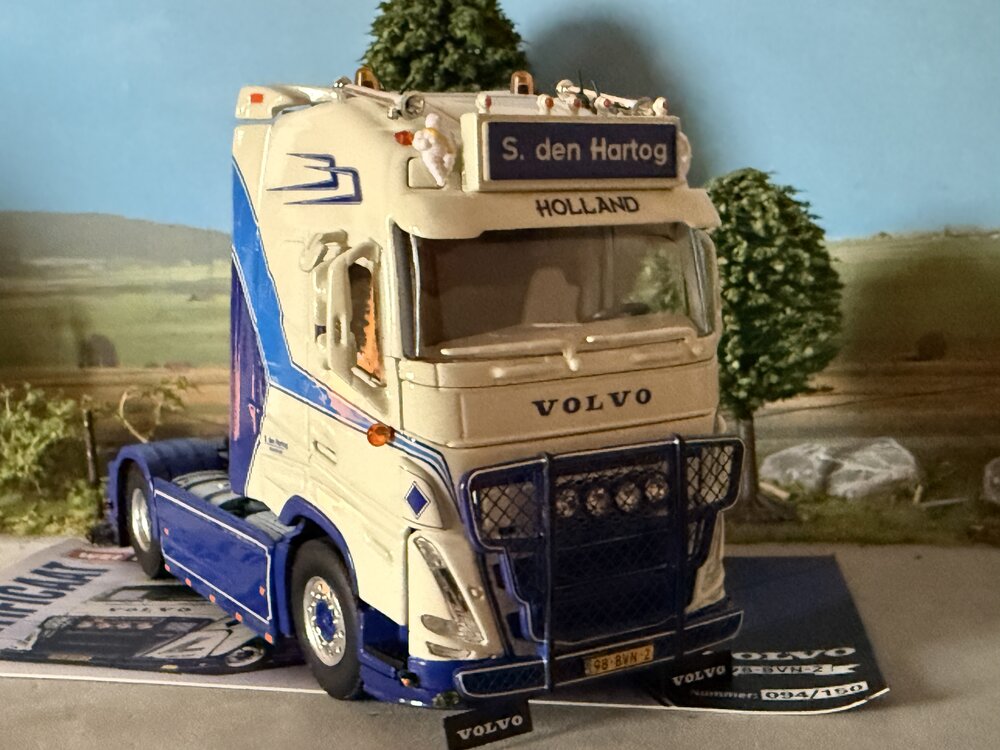 WSI WSI Volvo FH5 Globetrotter XL 4x2 S. DEN HARTOG