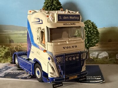 WSI WSI Volvo FH5 Globetrotter XL 4x2 S. DEN HARTOG