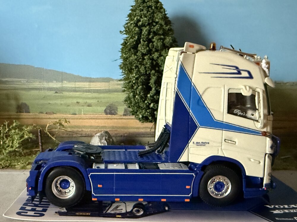 WSI WSI Volvo FH5 Globetrotter XL 4x2 S. DEN HARTOG
