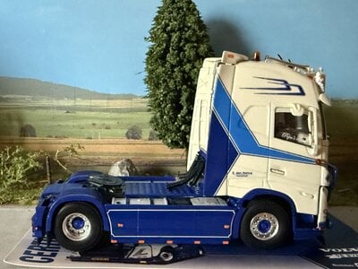 WSI WSI Volvo FH5 Globetrotter XL 4x2 S. DEN HARTOG