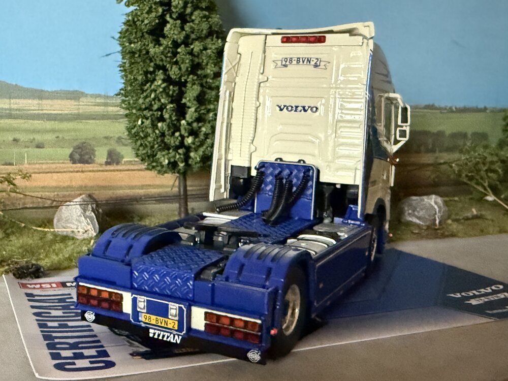 WSI WSI Volvo FH5 Globetrotter XL 4x2 S. DEN HARTOG