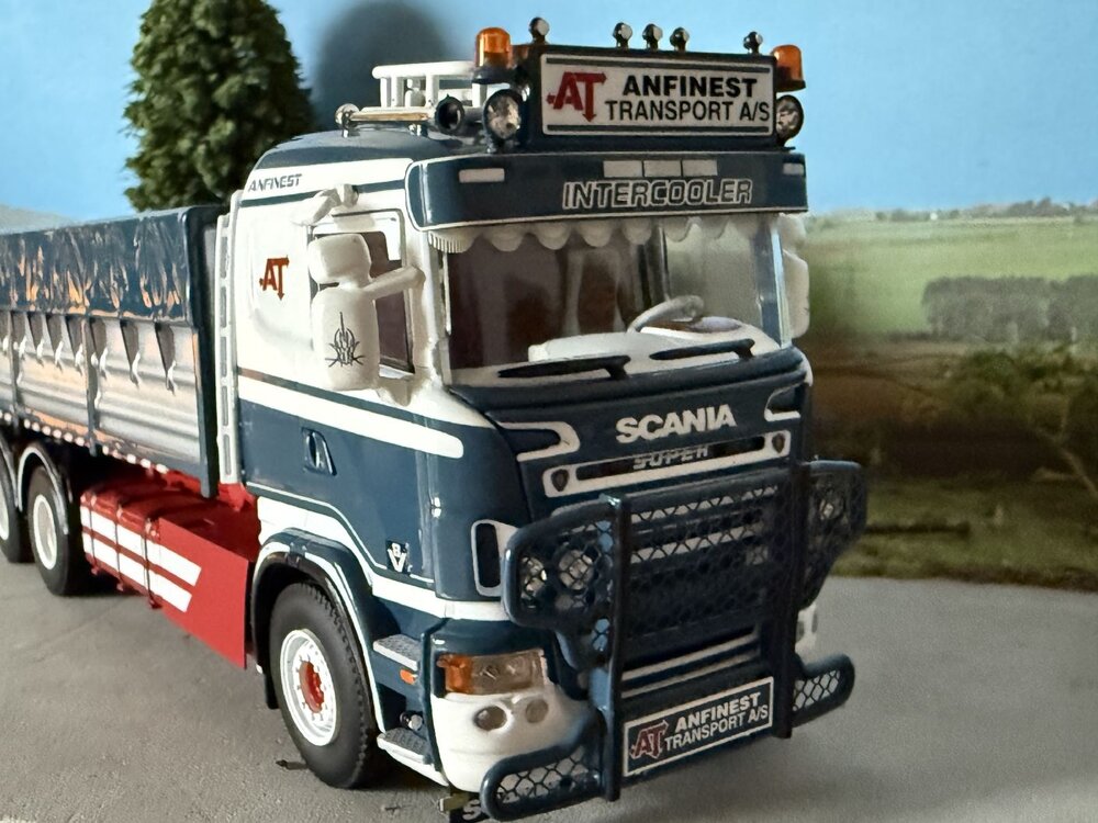 WSI WSI Scania R5 Flat roof riged truck 6x2 met haakarm systeem + 15M3 container ANFINEST