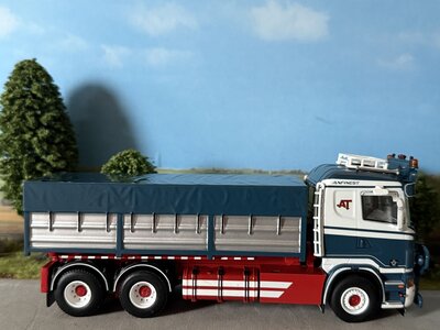 WSI WSI Scania R5 Flat roof riged truck 6x2 met haakarm systeem + 15M3 container ANFINEST