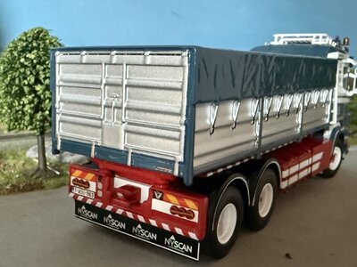 WSI WSI Scania R5 Flat roof riged truck 6x2 met haakarm systeem + 15M3 container ANFINEST