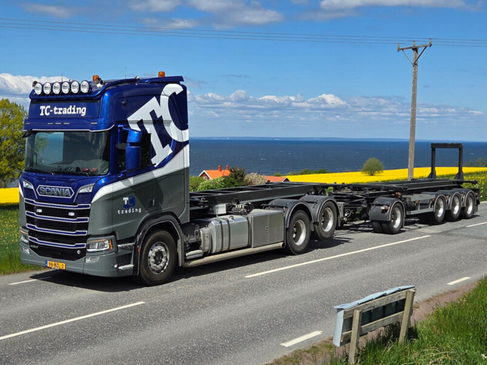 WSI WSI Scania R Highline 6x2 riged truck with hooklift system with 4-axle hooklift container trailer + 15m3 container TC-TRADING