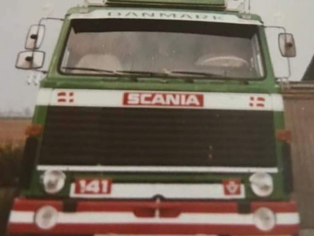 Tekno Tekno Scania 140 met 2-assige klassieke huifoplegger TORBEN LANG